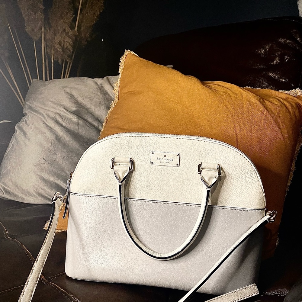 KATE SPADE HANDBAG/CROSSBODY • Grey&White